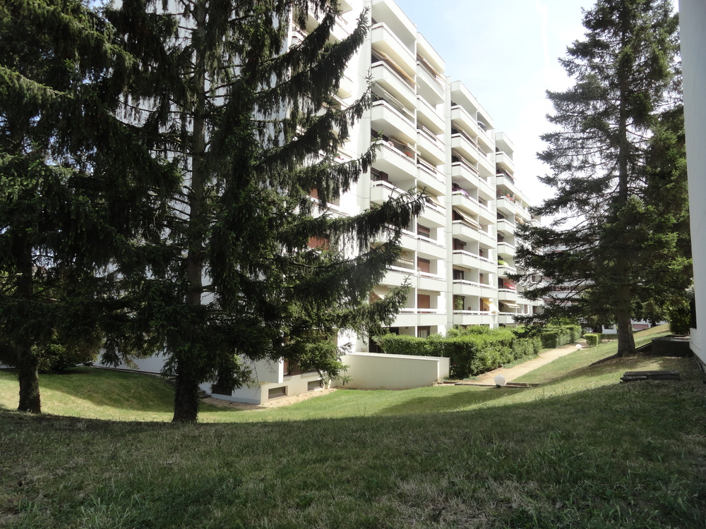 vue de l'mmeuble depuis l'entrée nord de la résidence
