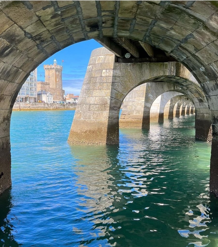 La tour D'Arundel, vue en sortant de la navette maritime