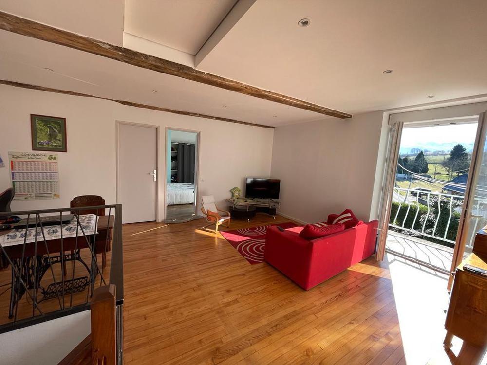 1er étage : 3 chambres, 1 salle de bain, 1 living