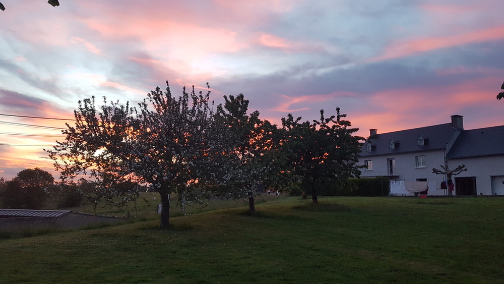 Notre maison depuis le jardin au coucher du soleil