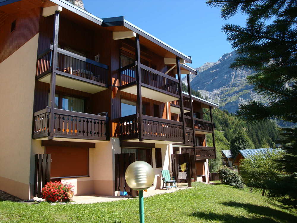 Vue sur le balcon depuis le jardin, à côté de la piscine. C'est celui tout en haut, le plus avancé.