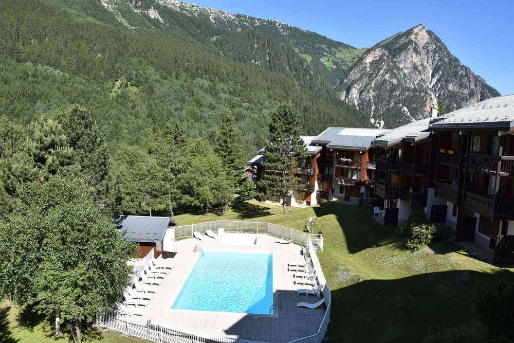 La piscine privée devant la résidence