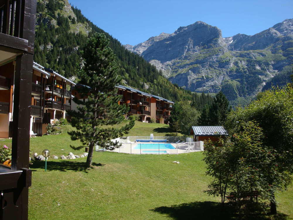 La piscine privée devant la résidence.