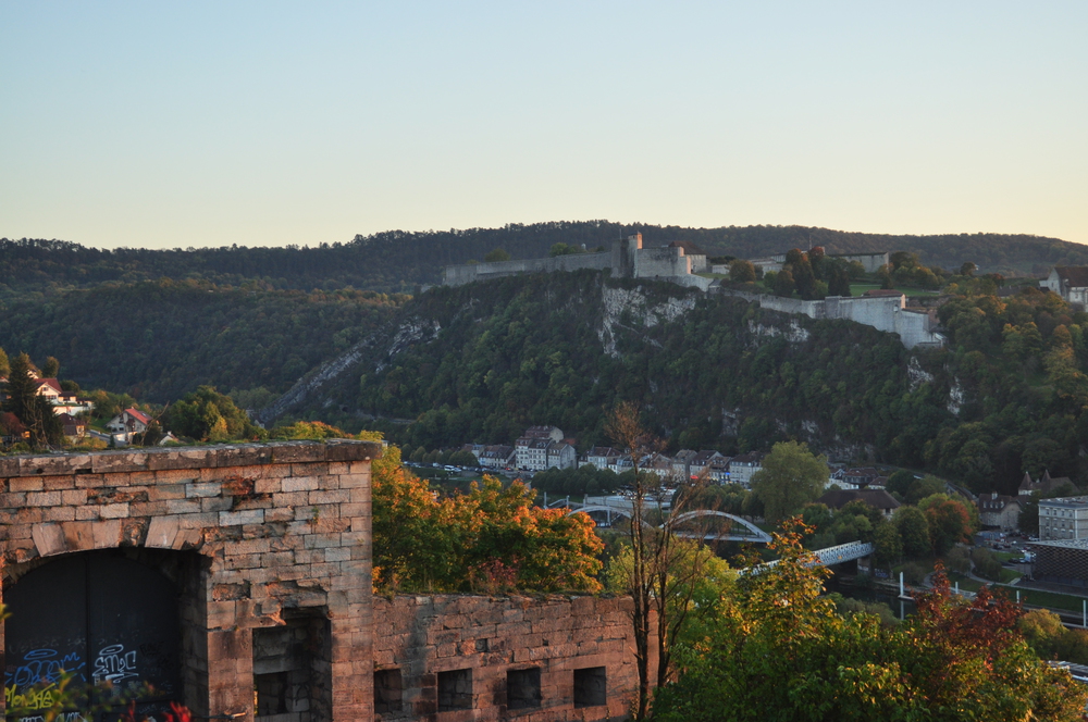 Besançon depuis fort Beauregard, citadelle au fond.