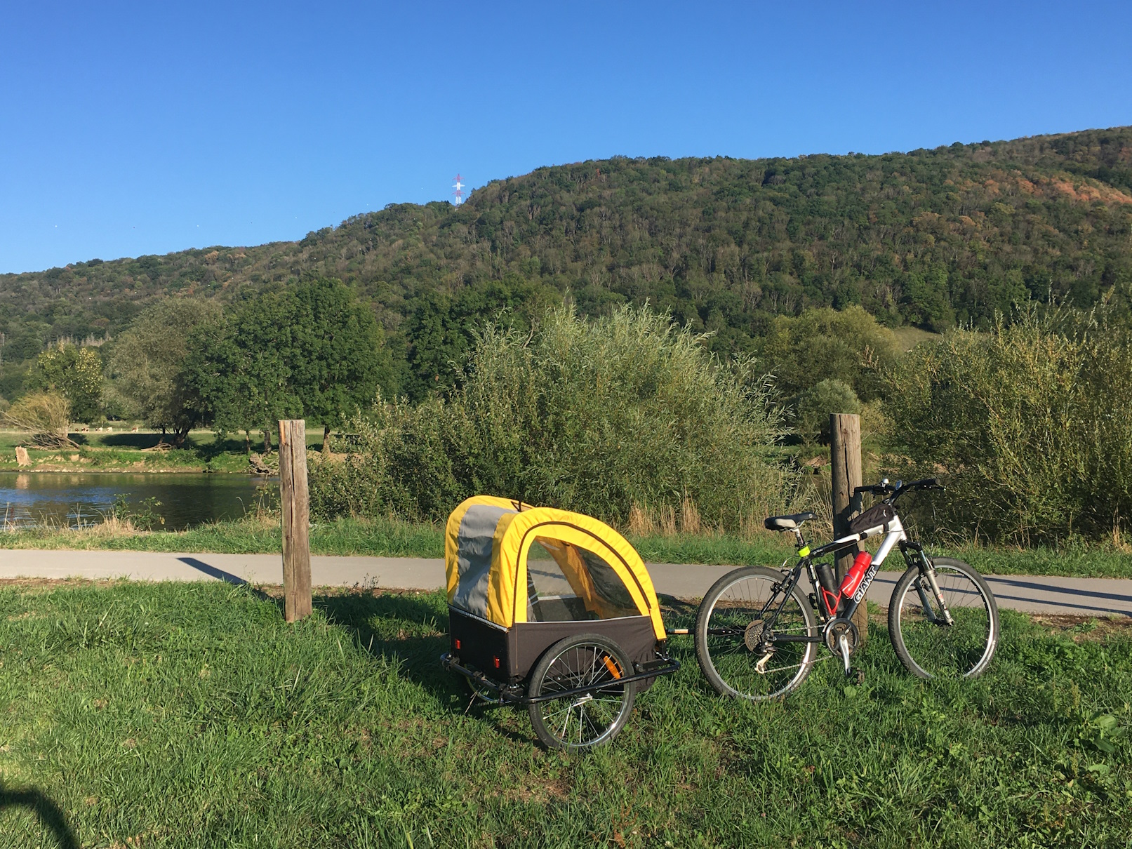 Balade le long du Doubs à 5 min en vélo/10 min à pied de notre maison. Notre carriole, nous avons aussi un siège bébé/enfant en permanance installé.