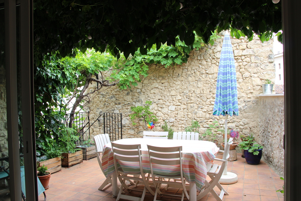 La terrasse donnant sur la cuisine