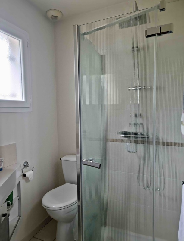 Salle d'eau 1 bas + WC