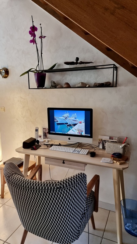 Petit bureau dans living room sous l'escalier avec iMac