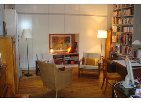 Bibliothèque, piano, coin jeux, bureau et salon home cinéma