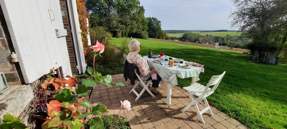 Dès que le soleil donne, la terrasse est confortable