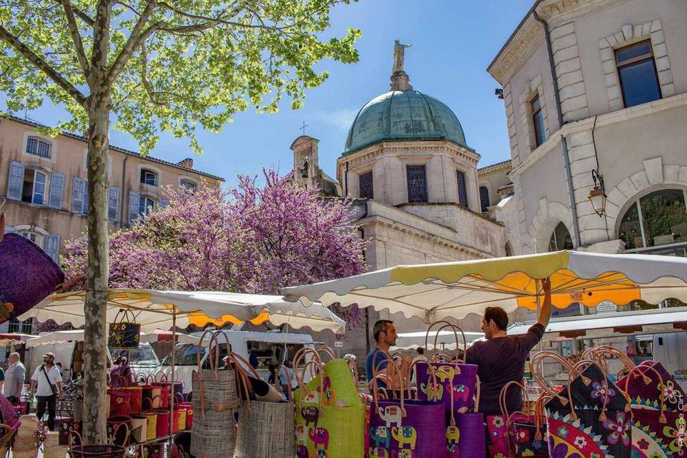marché local à Apt