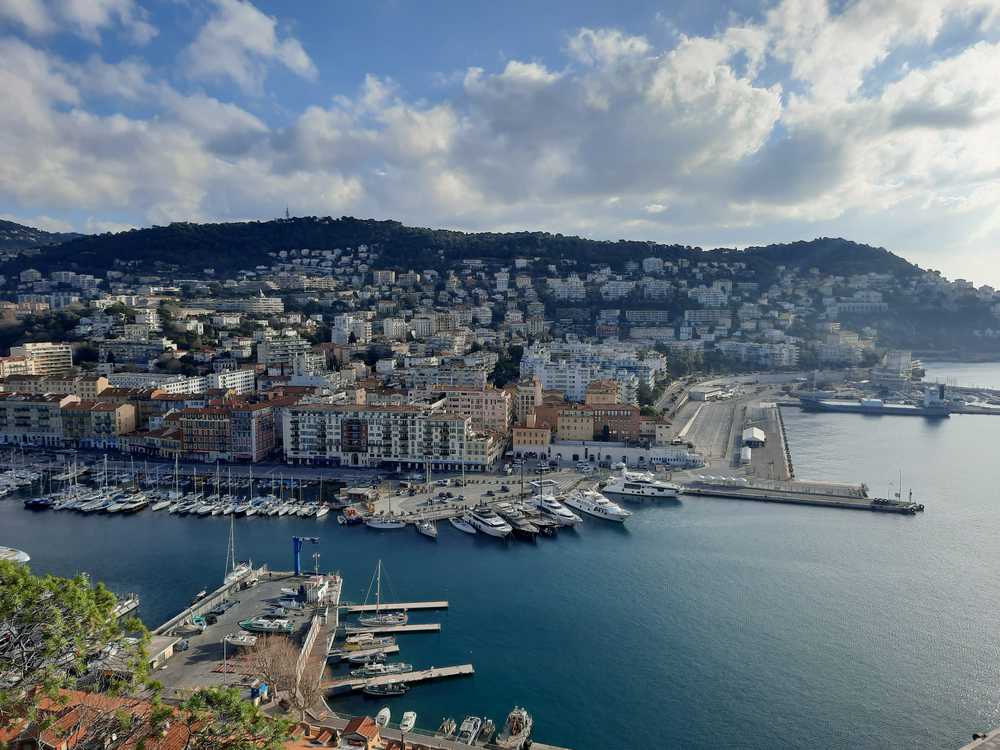 Vue du Port de Nice depuis la colline du Château.