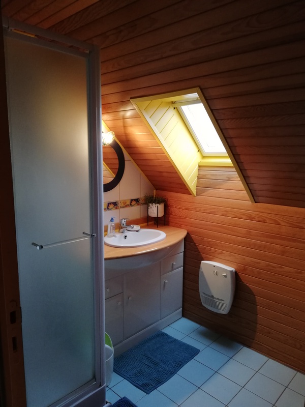 Salle de bain à l'étage avec douche