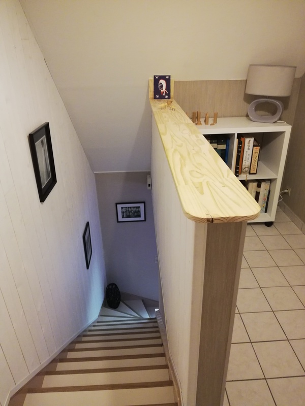 couloir de l'étage qui dessert deux chambres et une salle de bain avec douche