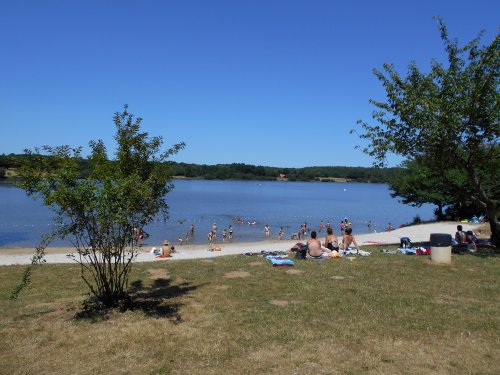 ETANG AUMEE base nautique à 8 km de Redon où l'on peut nager et faire de la voile