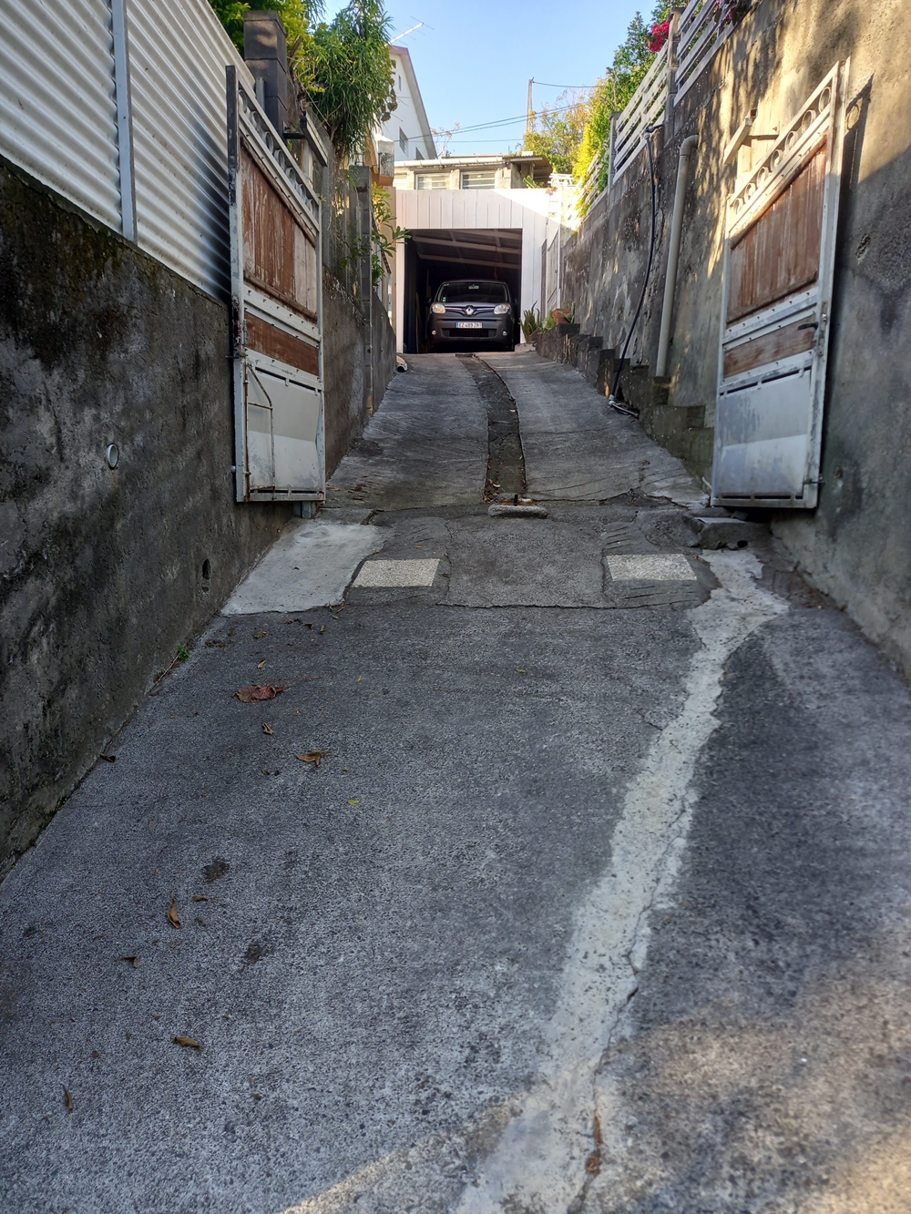 On ne gare jamais la voiture là-haut, la montée est trop raide et étroite.