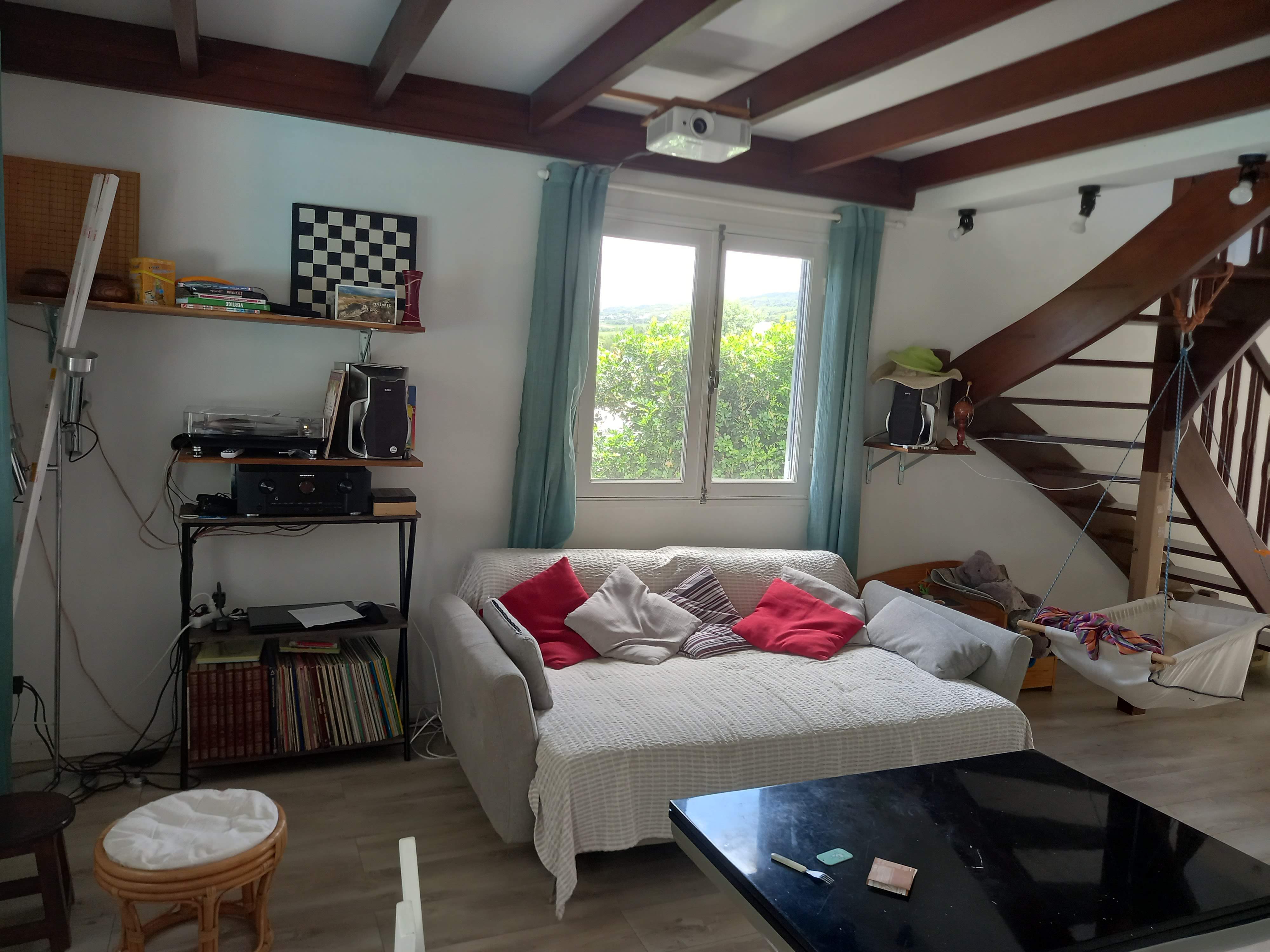 Coin Hi-Fi, ordi et videoprojecteur, hamac enfant et coffre à jeux.