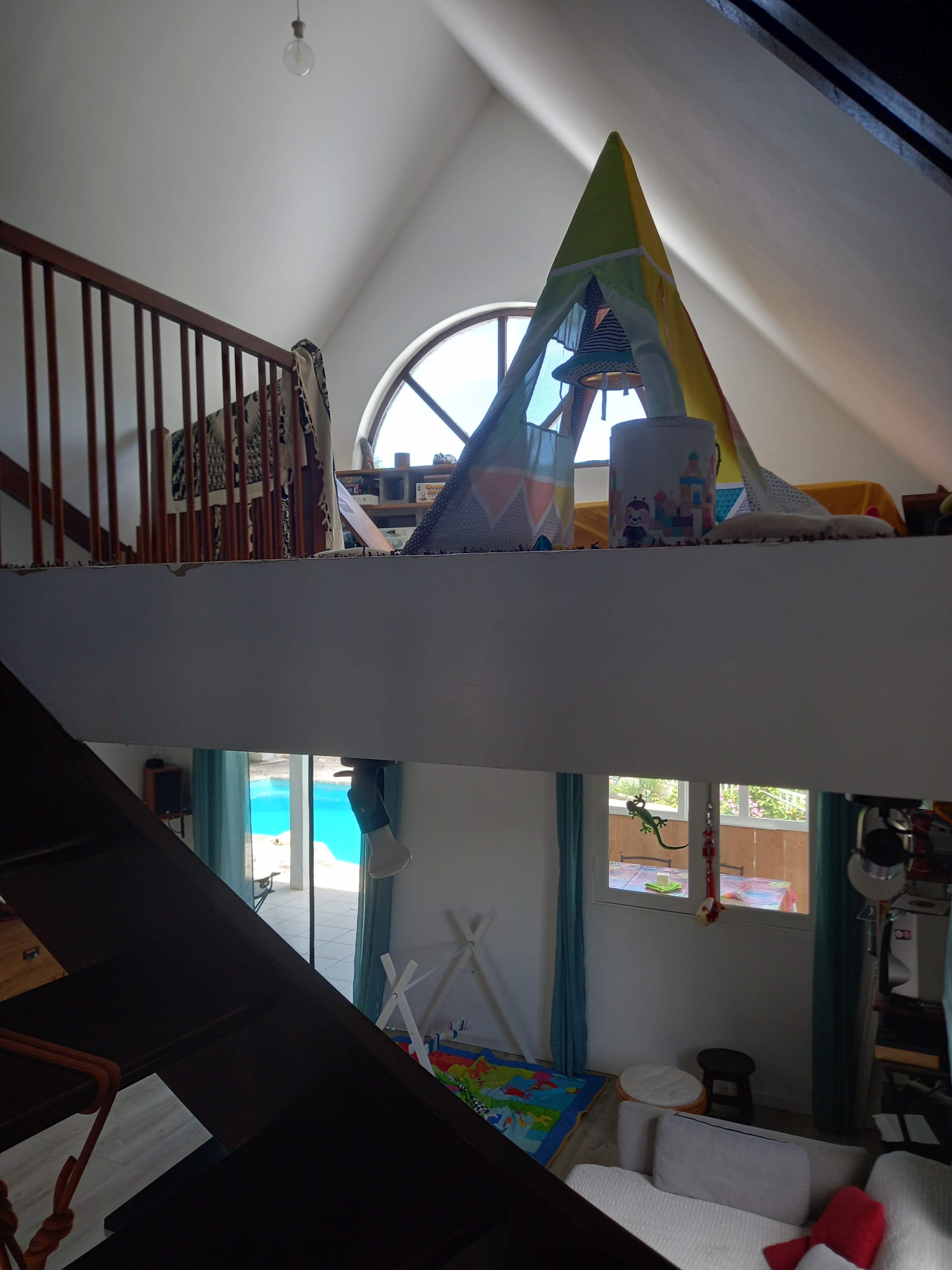 En montant sur la mezzanine