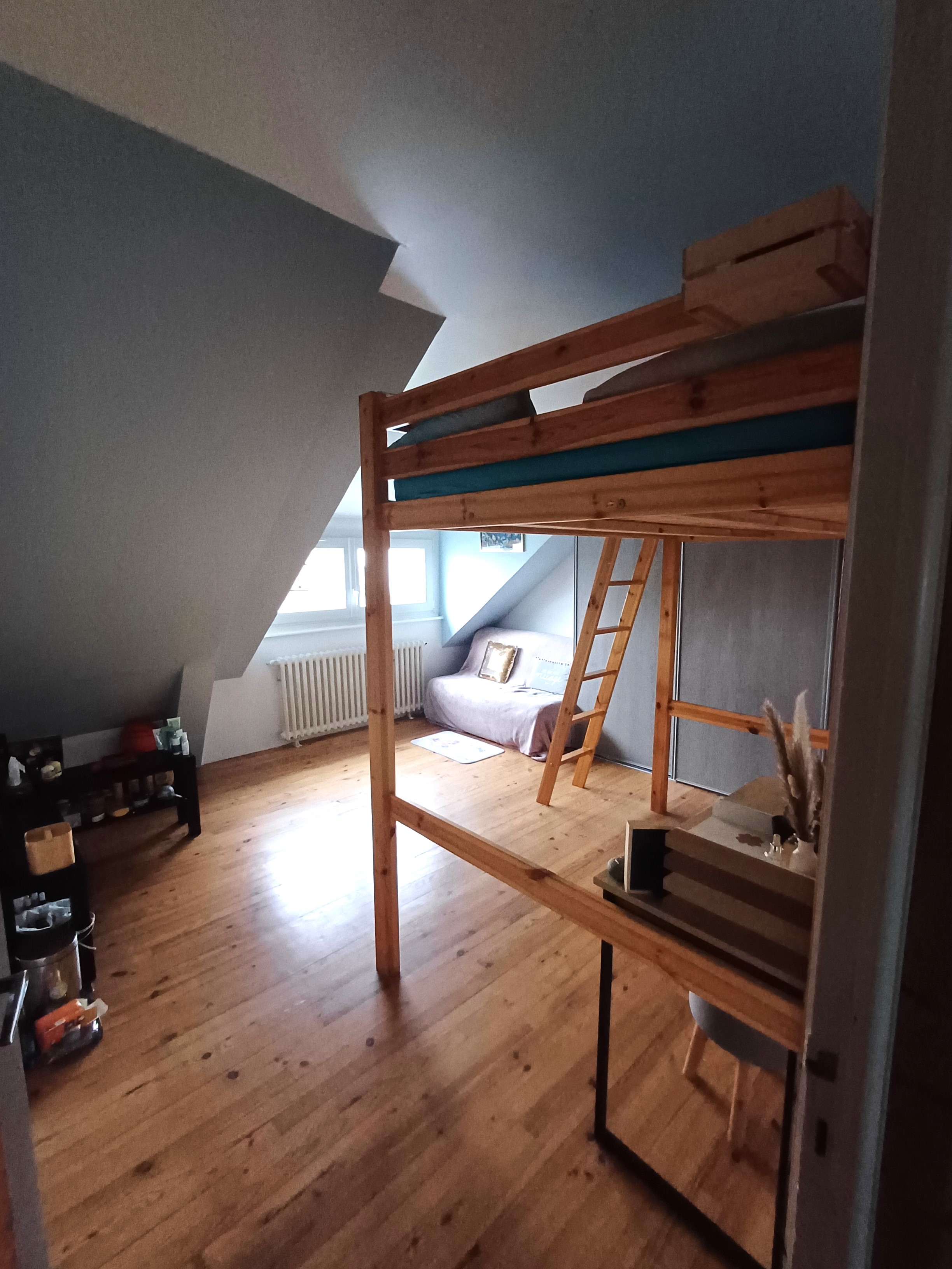 Deuxième chambre de l'étage avec un lit mezzanine et un canapé convertible BZ