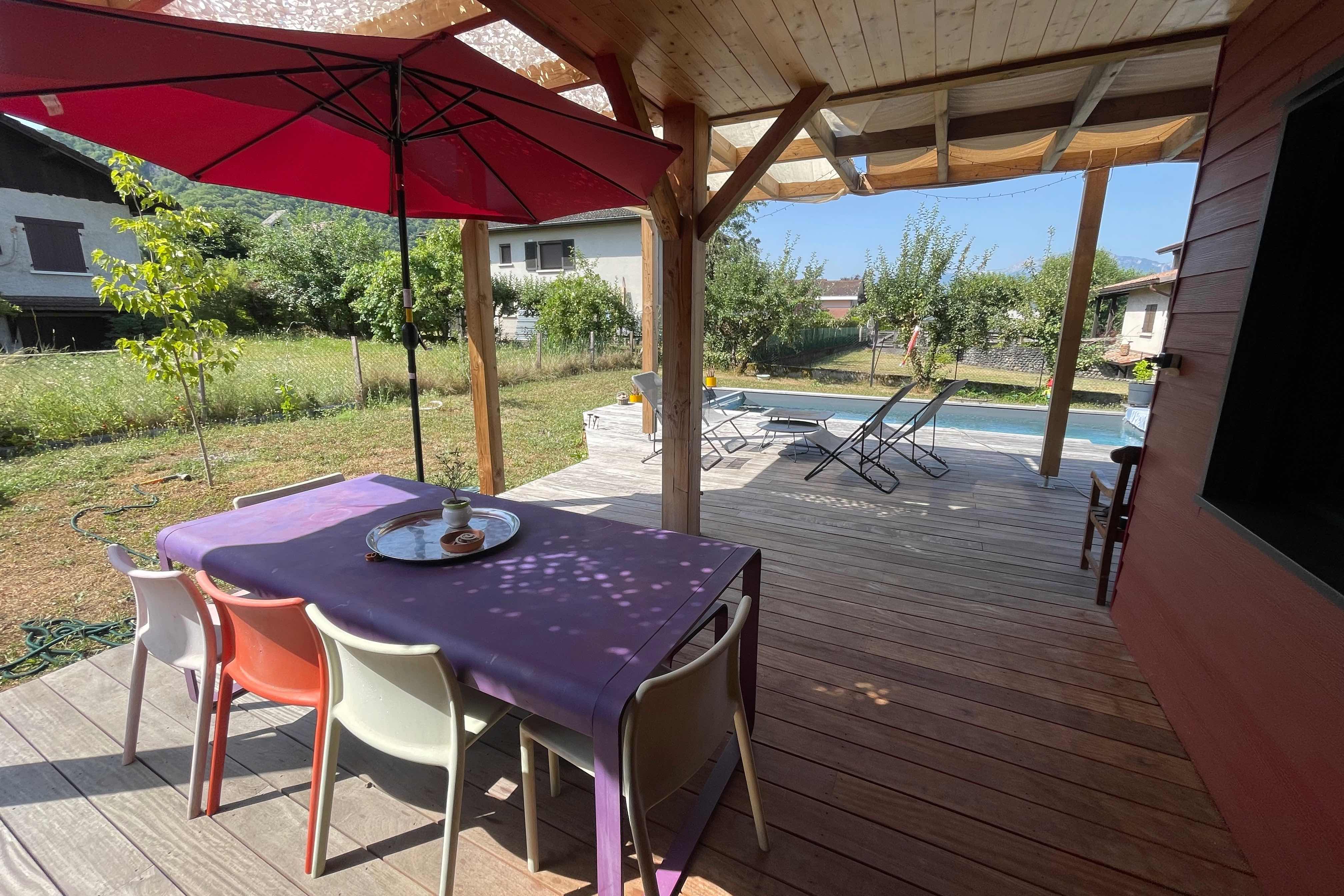 la terrasse devant la cuisine.