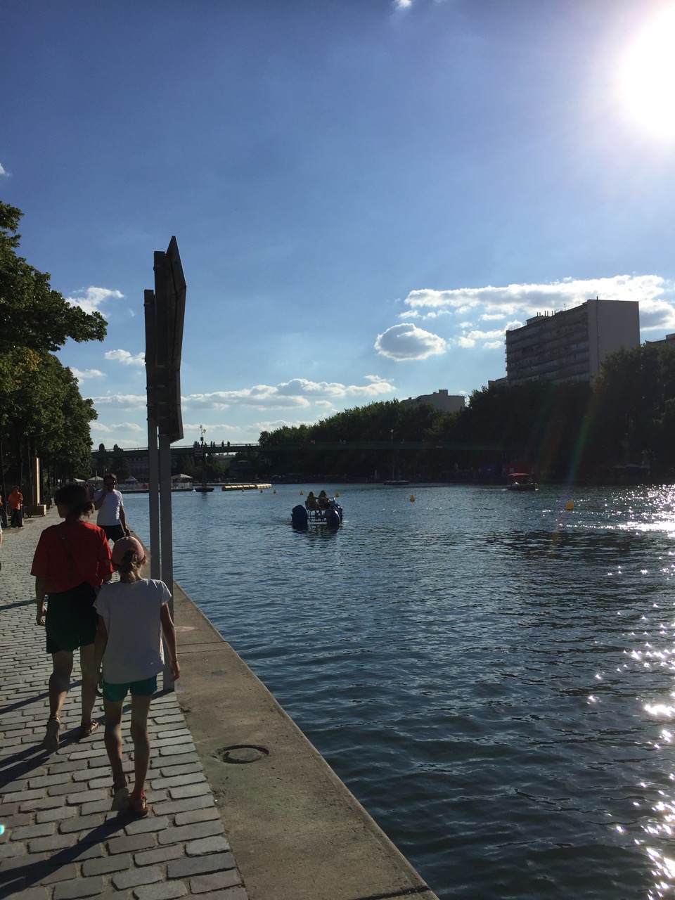 Canal de l'ourcq à  proximité.