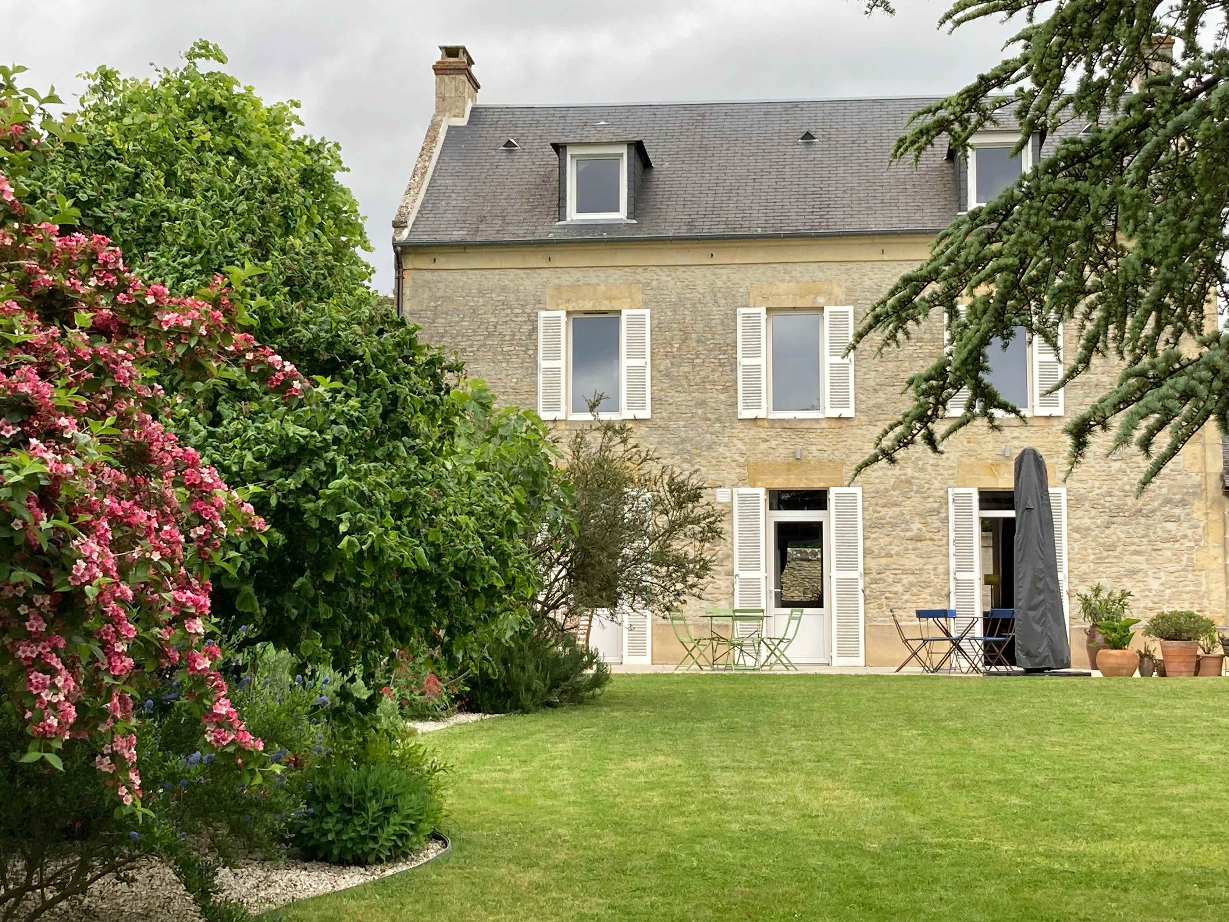 Façade & jardin arrière gauche