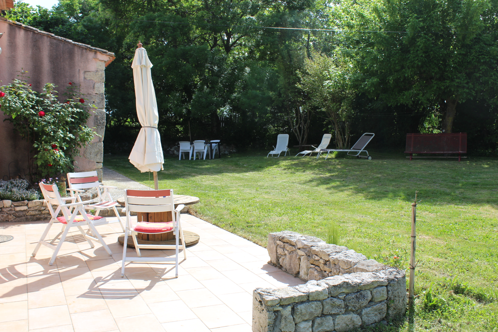 Espace ombragé devant la maison