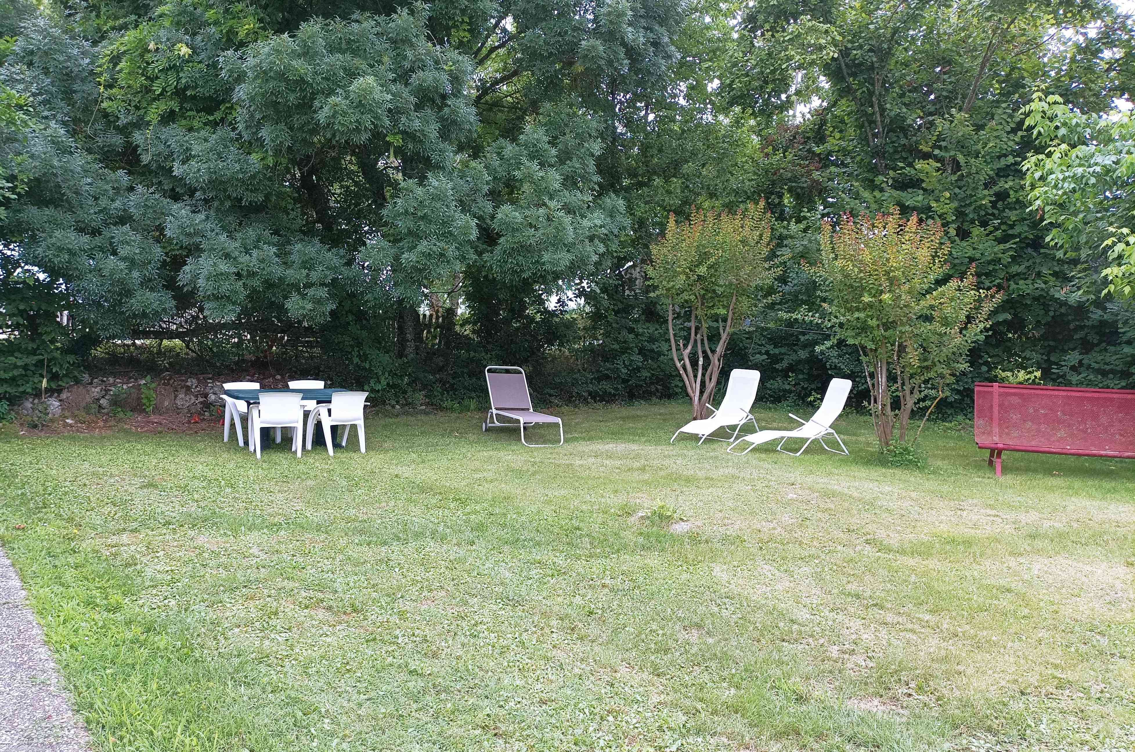 Espace ombragé devant la maison