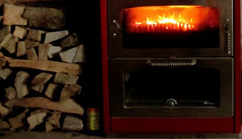 Une petite flambée dans la cuisinière à bois