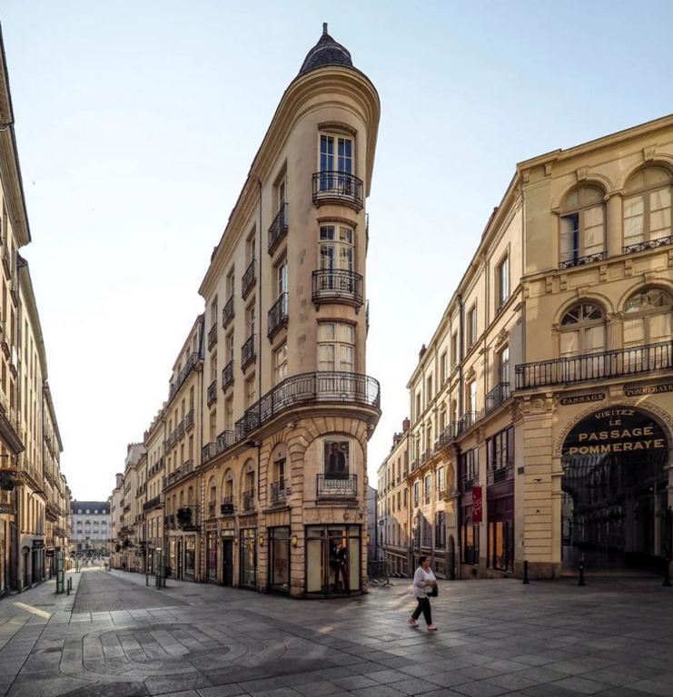 Rue Crébillon, entrée du passage Pomeraye à 2min de l'appartement