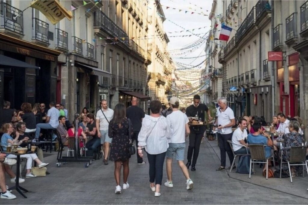 Rue animée de Nantes à 2min à pied de l'appartement