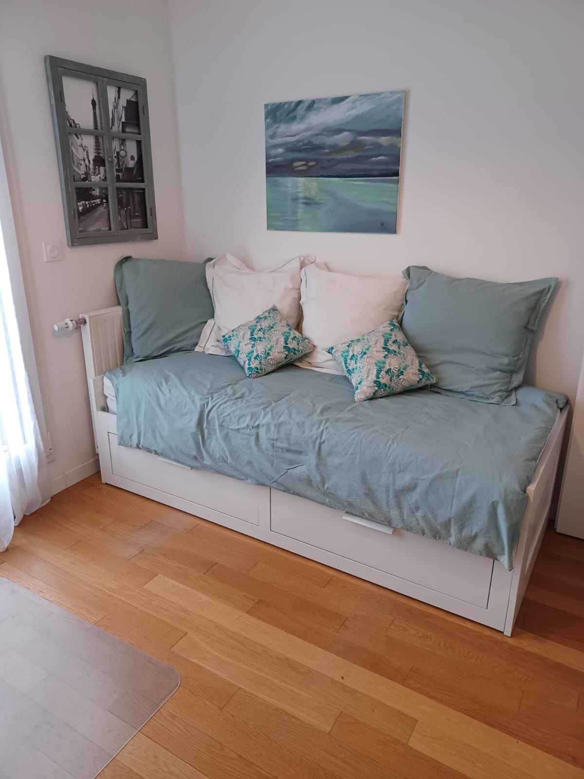 chambre de 12 m² avec lit gigogne simple ou double et bureau.