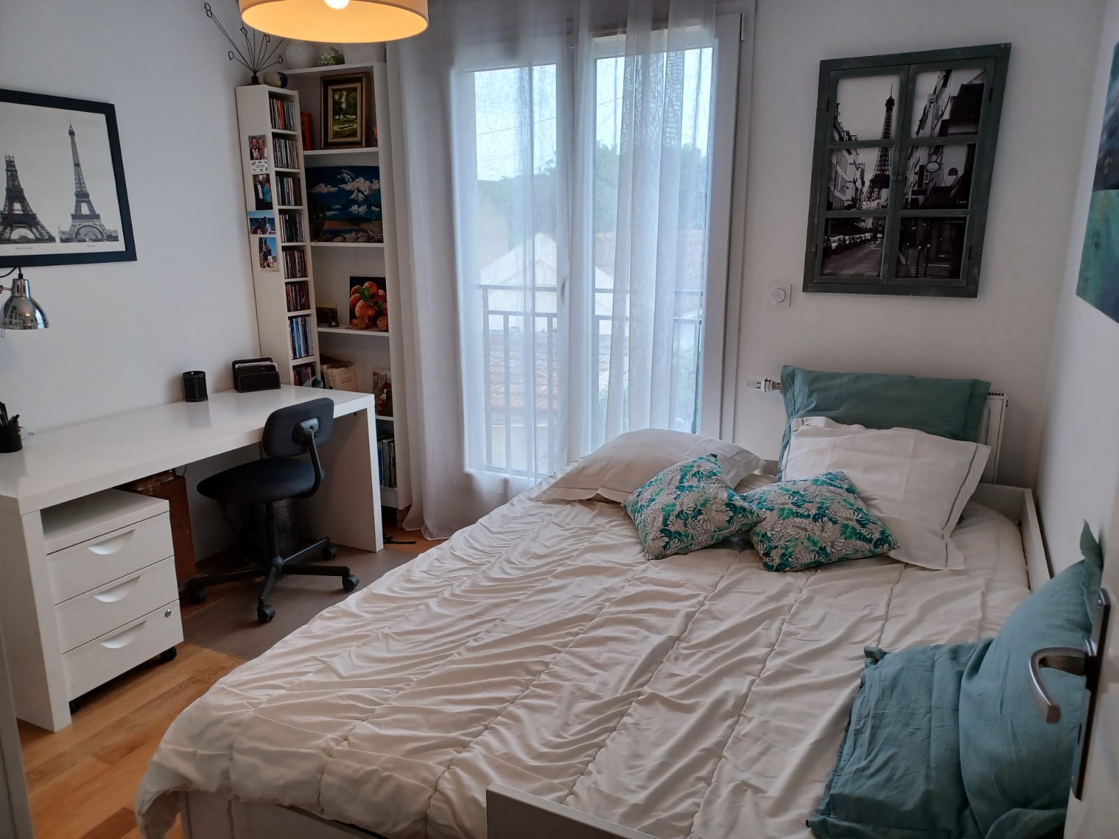 chambre de 12 m² avec lit gigogne simple ou double et bureau.