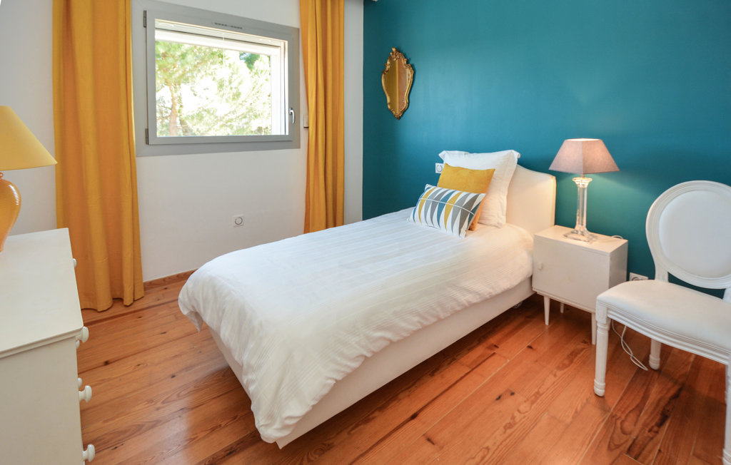 chambre etage un lit simple 80