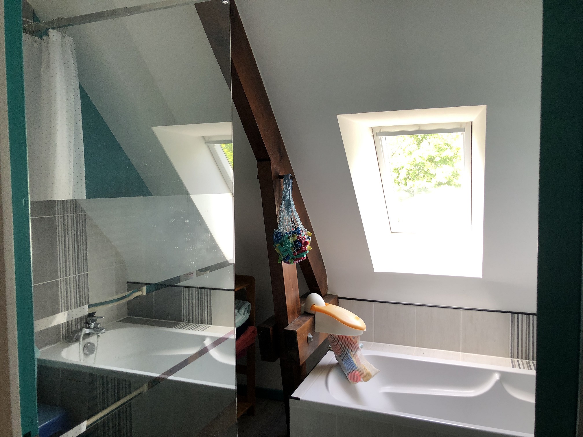 Salle de bain avec douche et baignoire