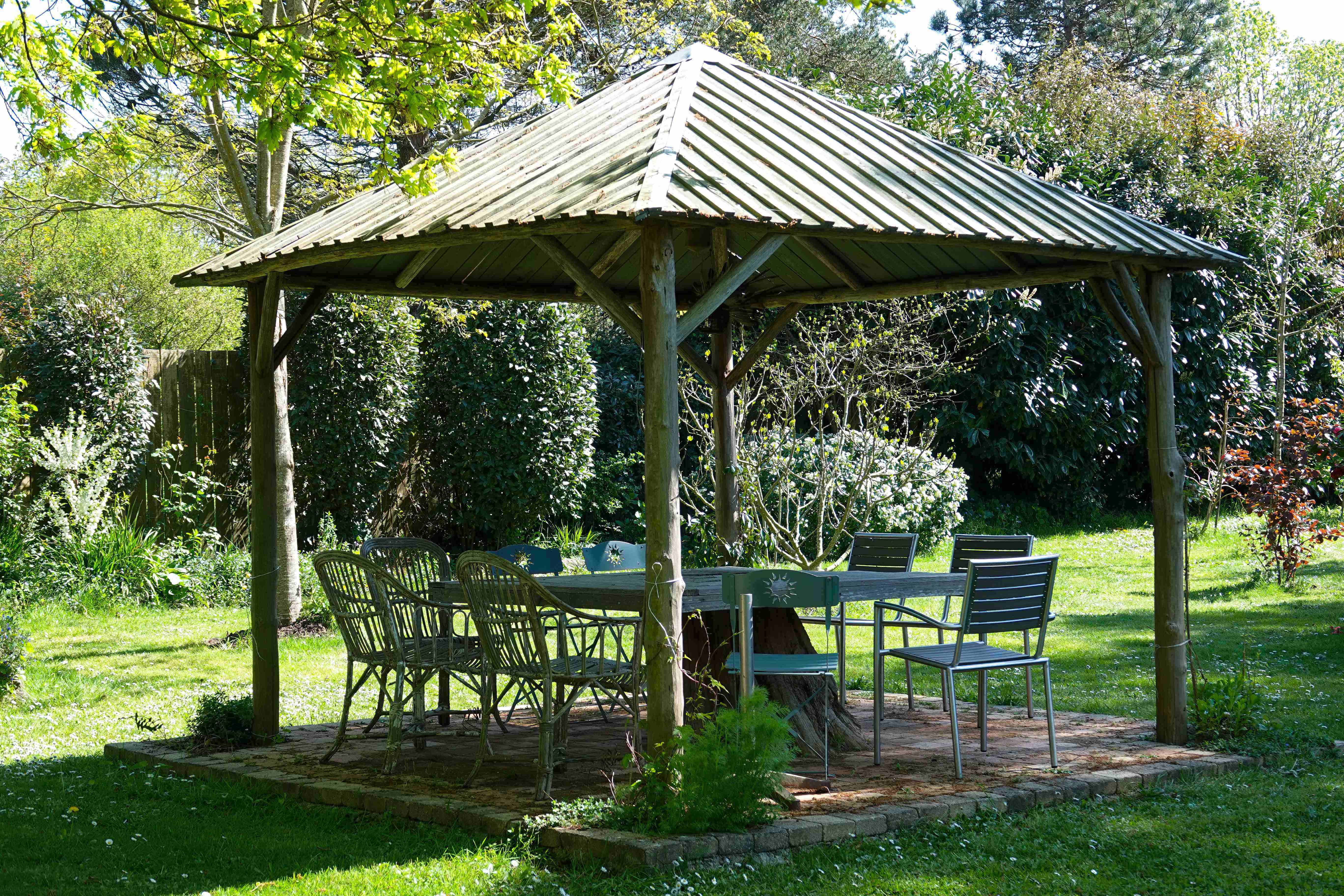 Le Carbet au milieu du jardin