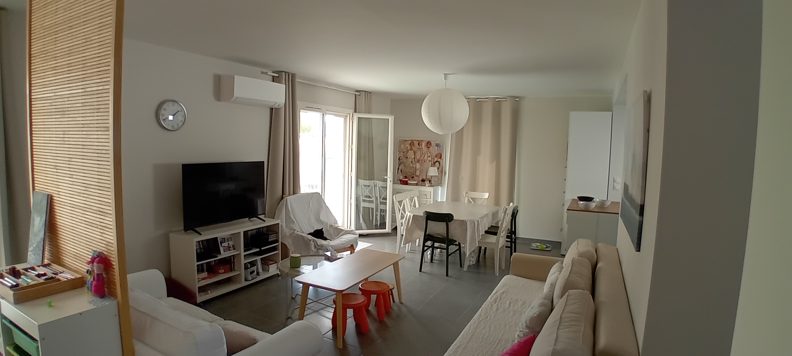 Séjour avec notre Charlie en plein effort sur son fauteuil