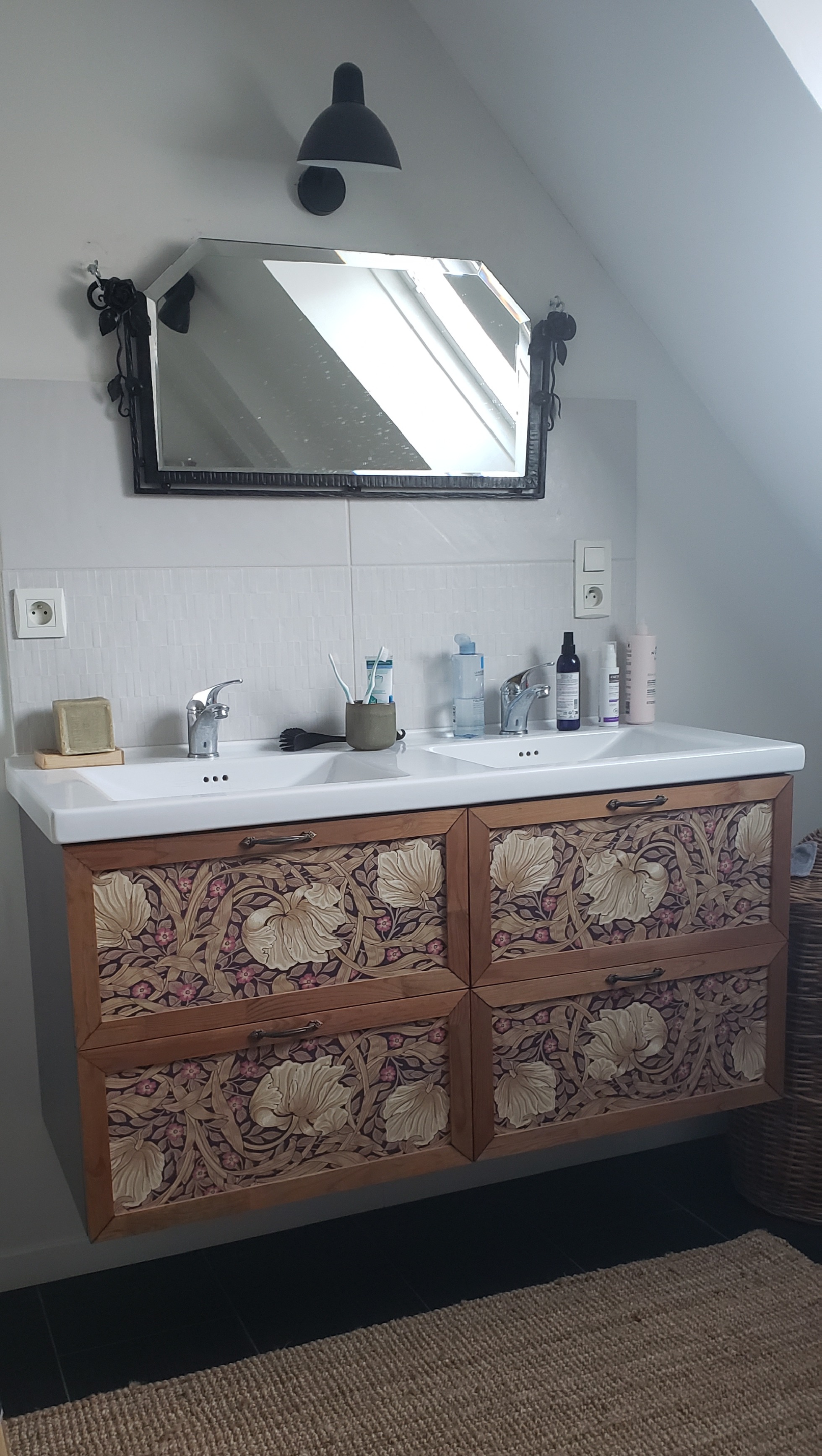 Salle d'eau combles (douche et toilettes).