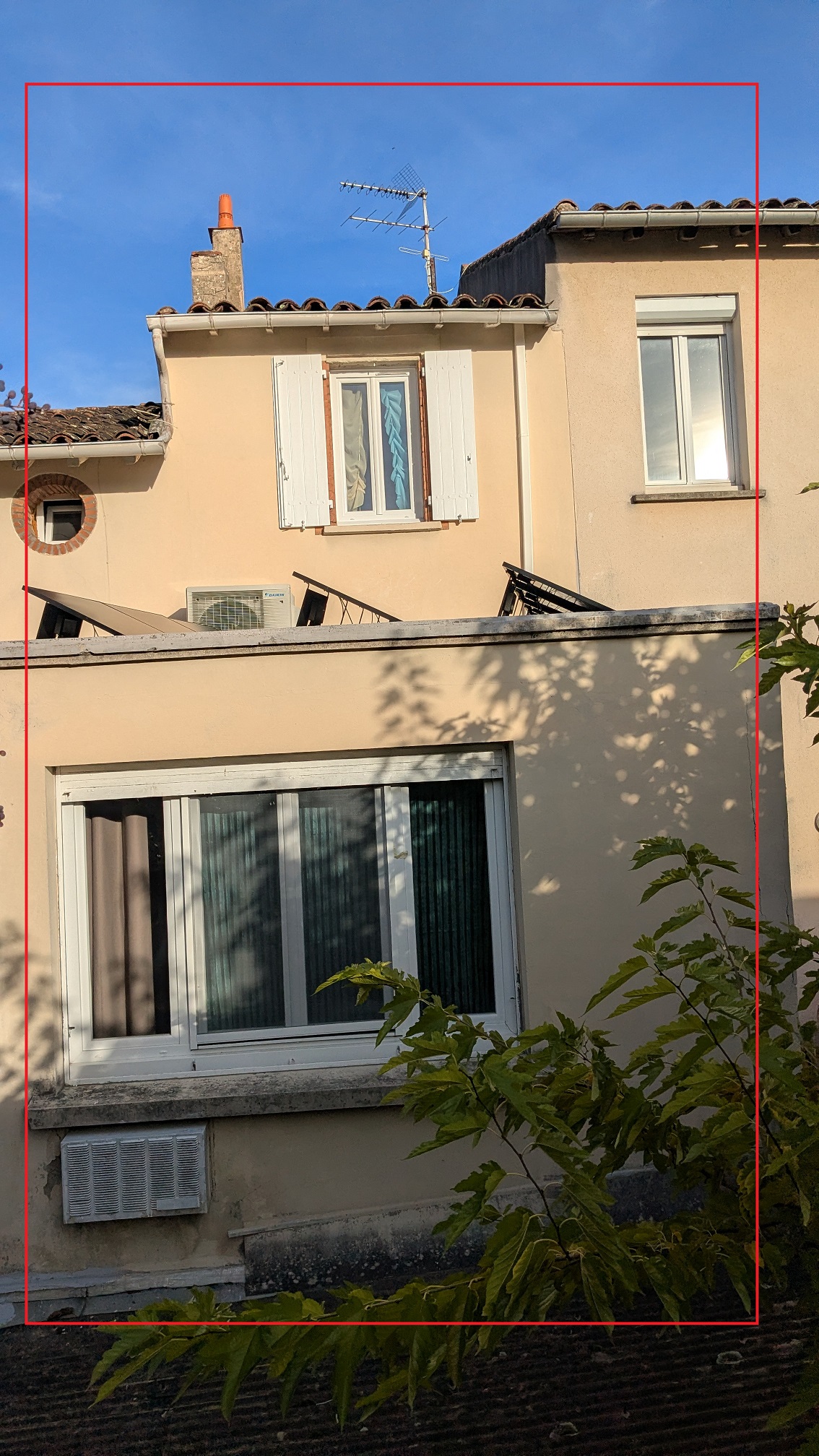 Coté cour: Salle à mange au  2e // Salon au 1er