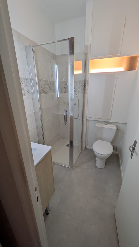 La salle de bain avec sa douche à l'italienne