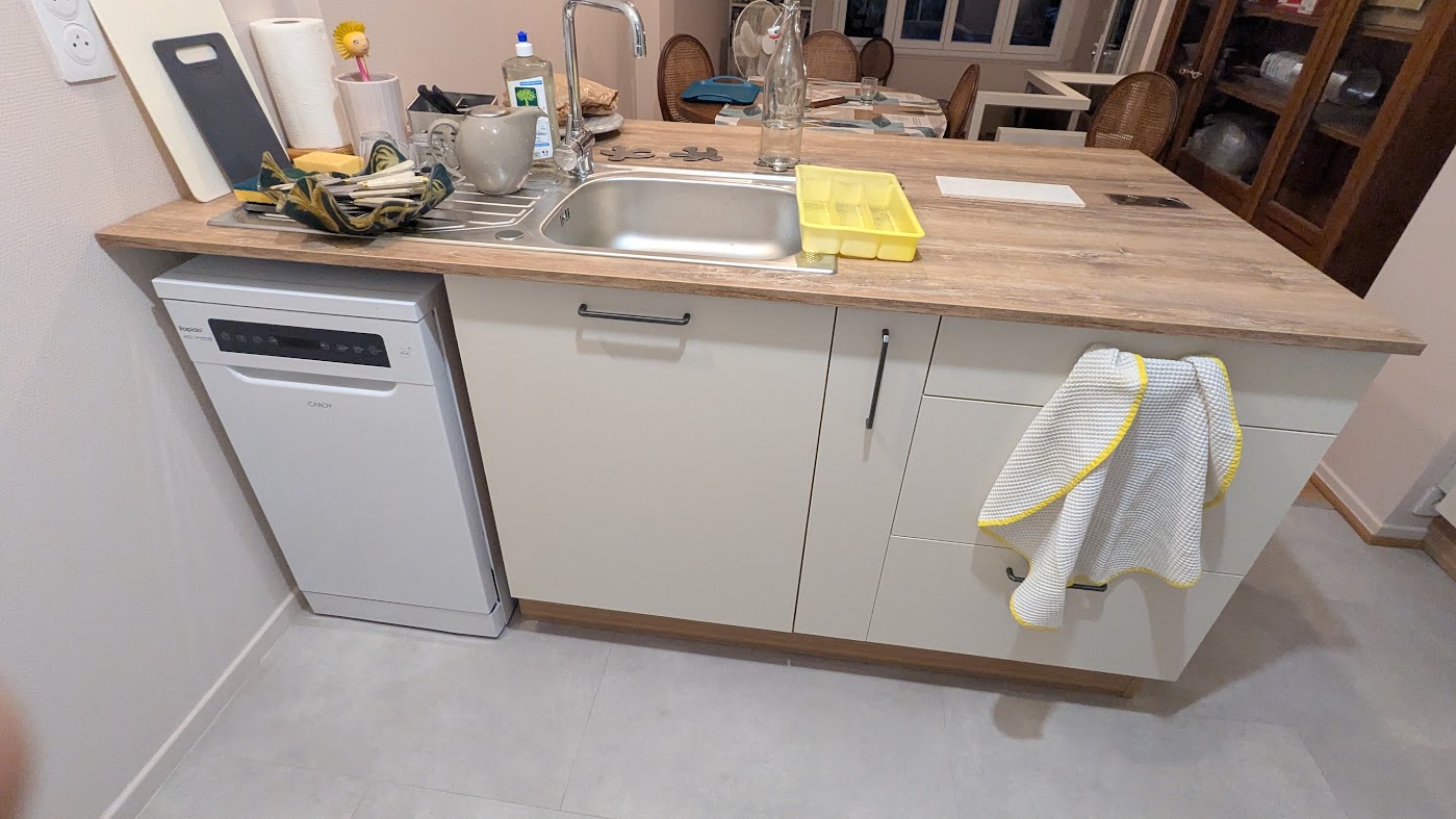 L'espace cuisine avec son lave vaisselle