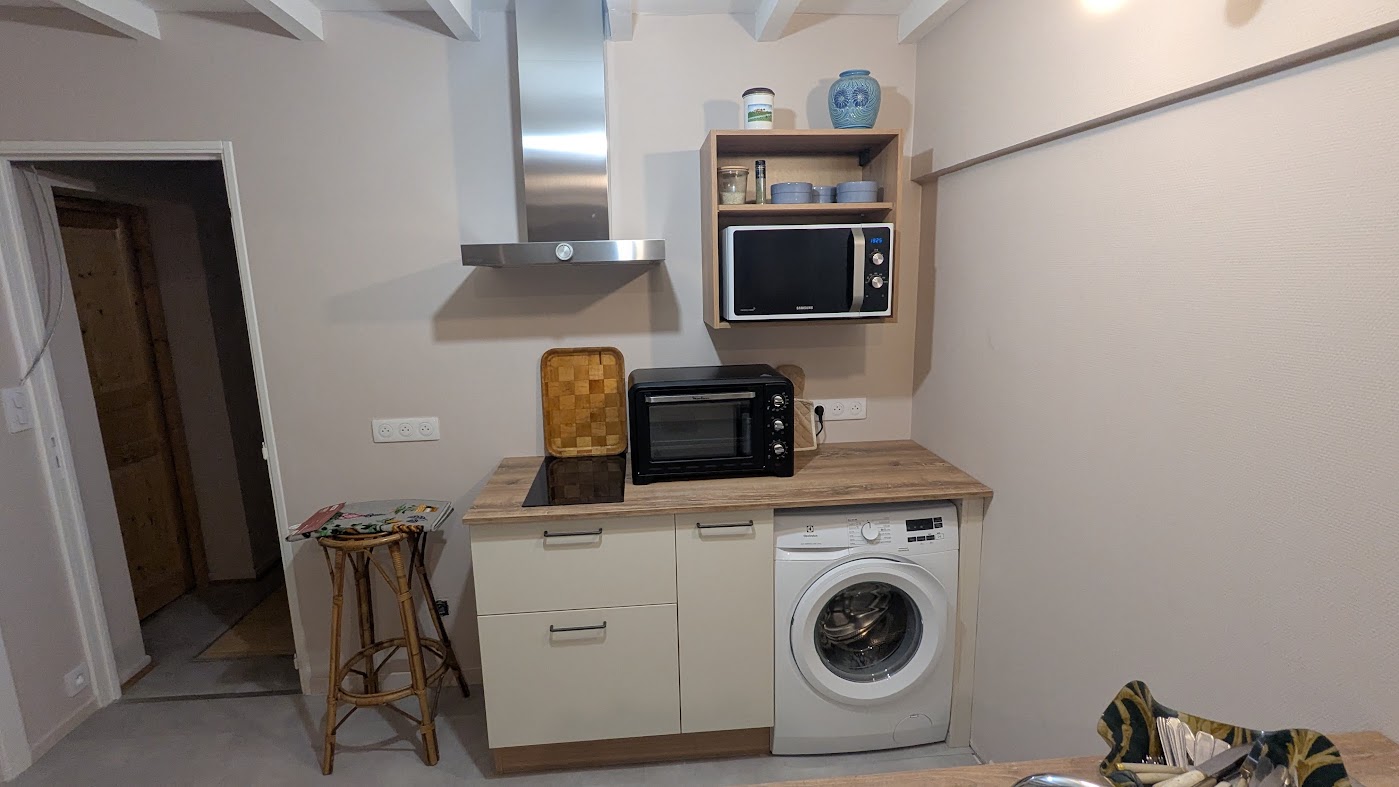 L'espace cuisine avec son lave linge