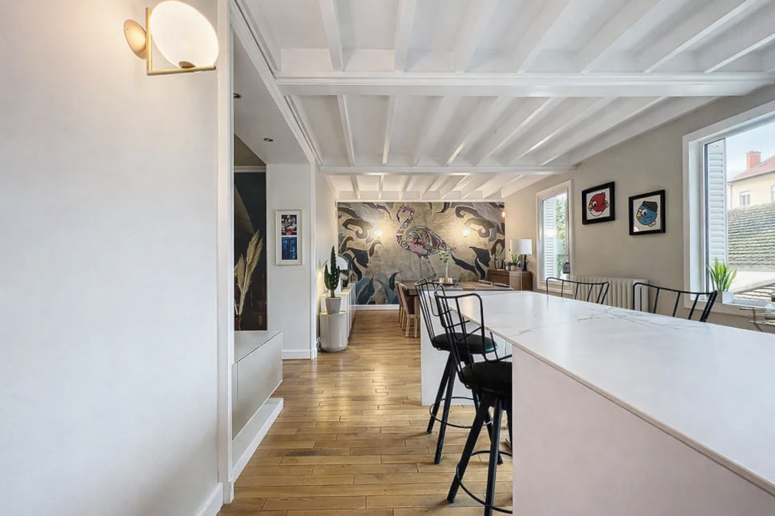 Cuisine et vue sur salle à manger