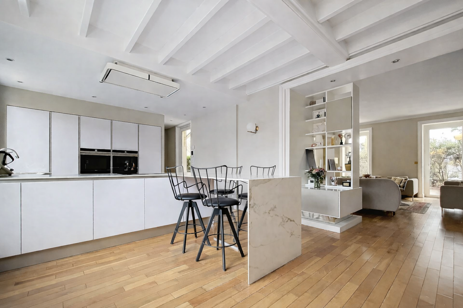 Notre cuisine et vue sur salon