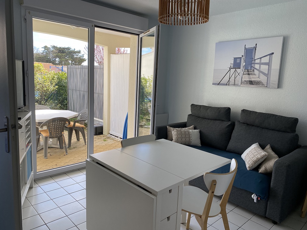 Salon avec canapé-lit (matelas larg. 140 cm ép. 12cm). Attention pas de TV.