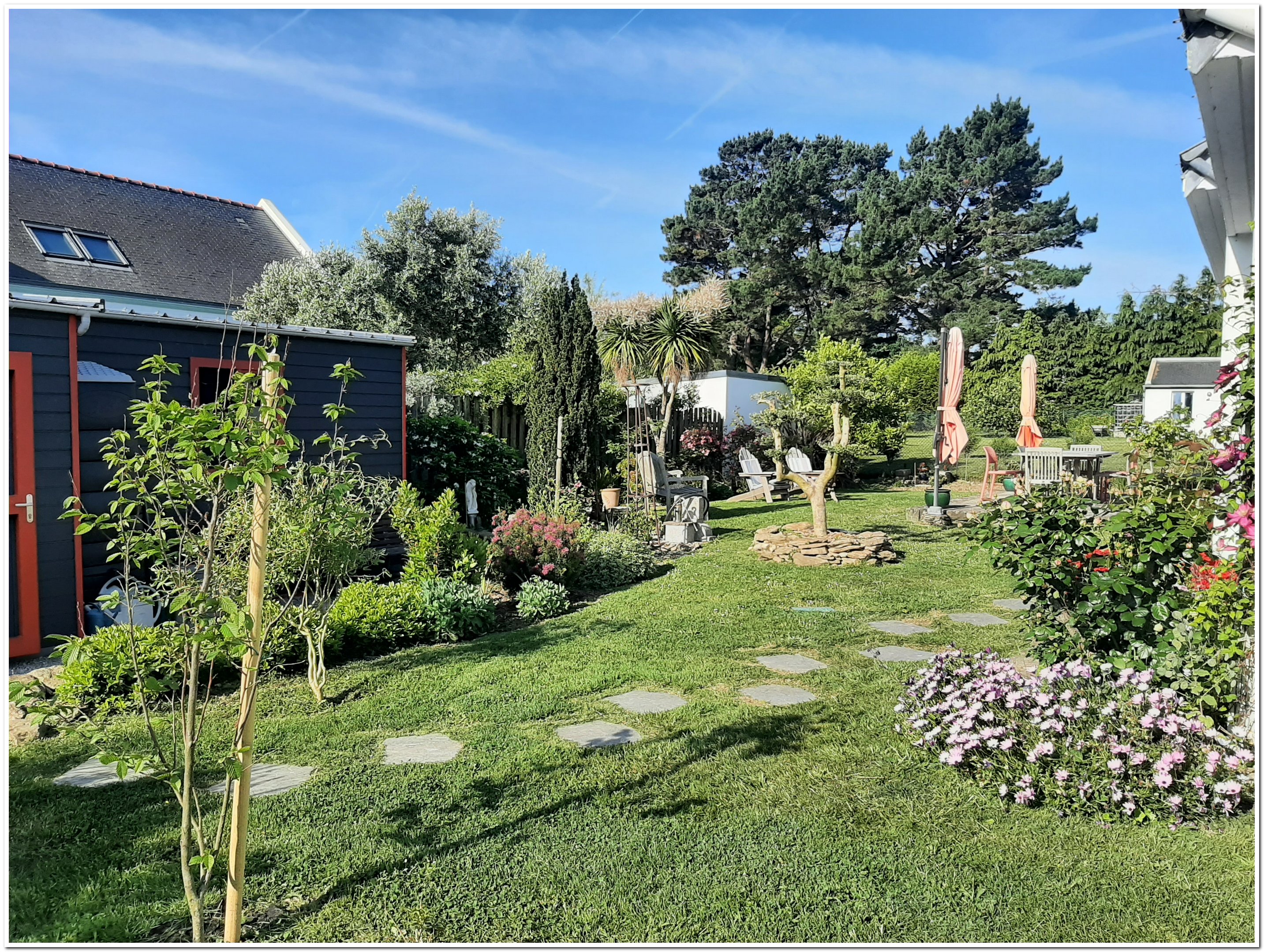 le jardin arrière (sud) avec terrasse