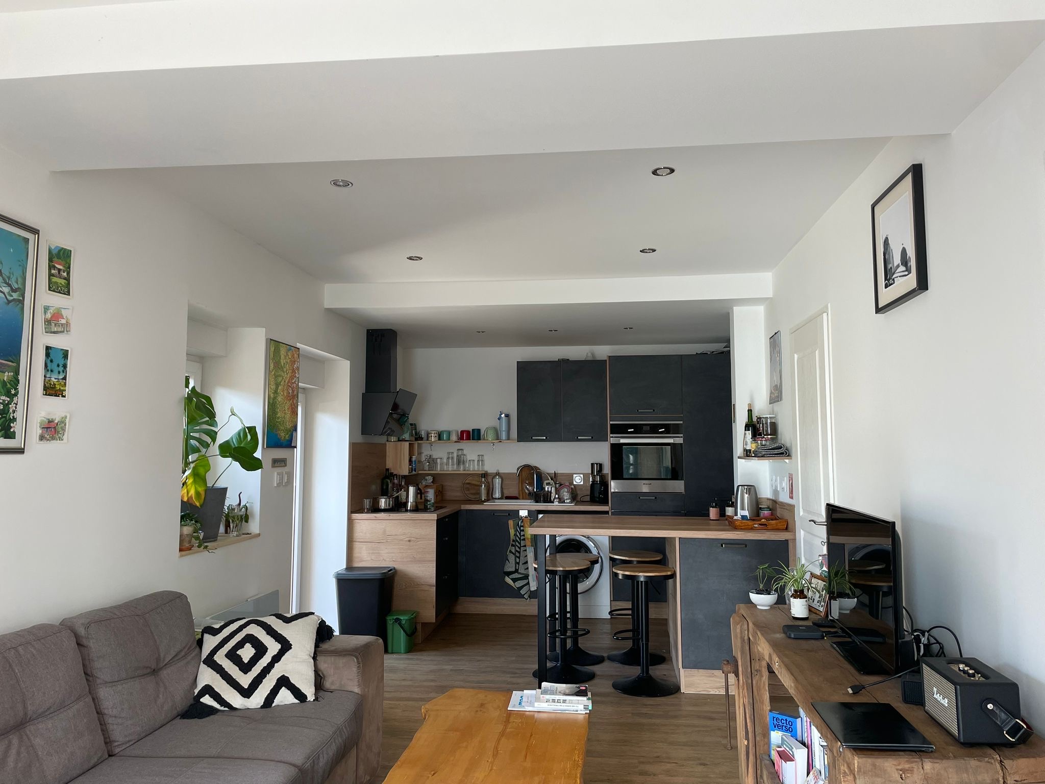 Salon ouvert sur la cuisine