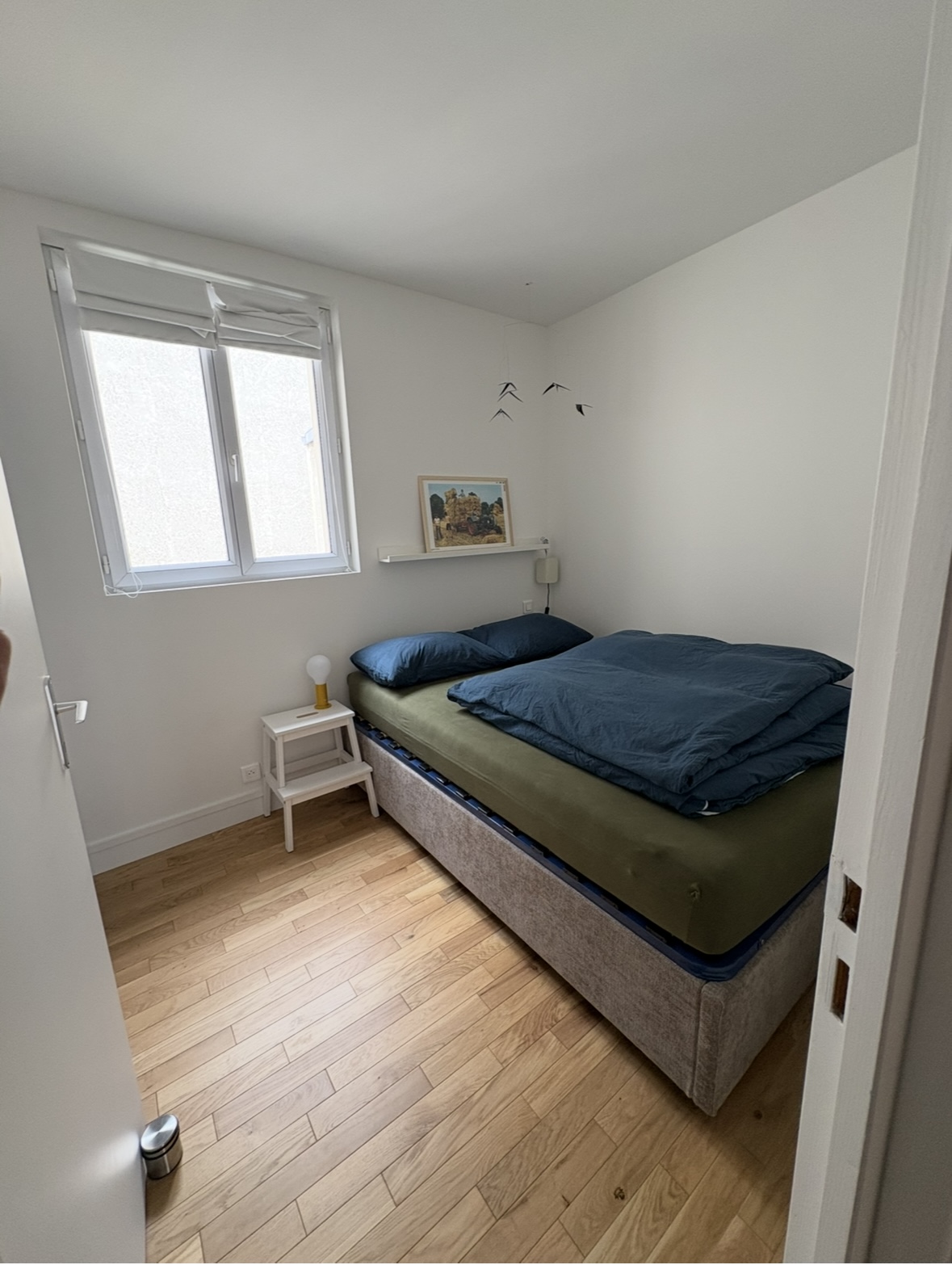 La chambre, avec le placard encastré (non visible sur la photo) à droite et l‘accès à la salle de bain à gauche.