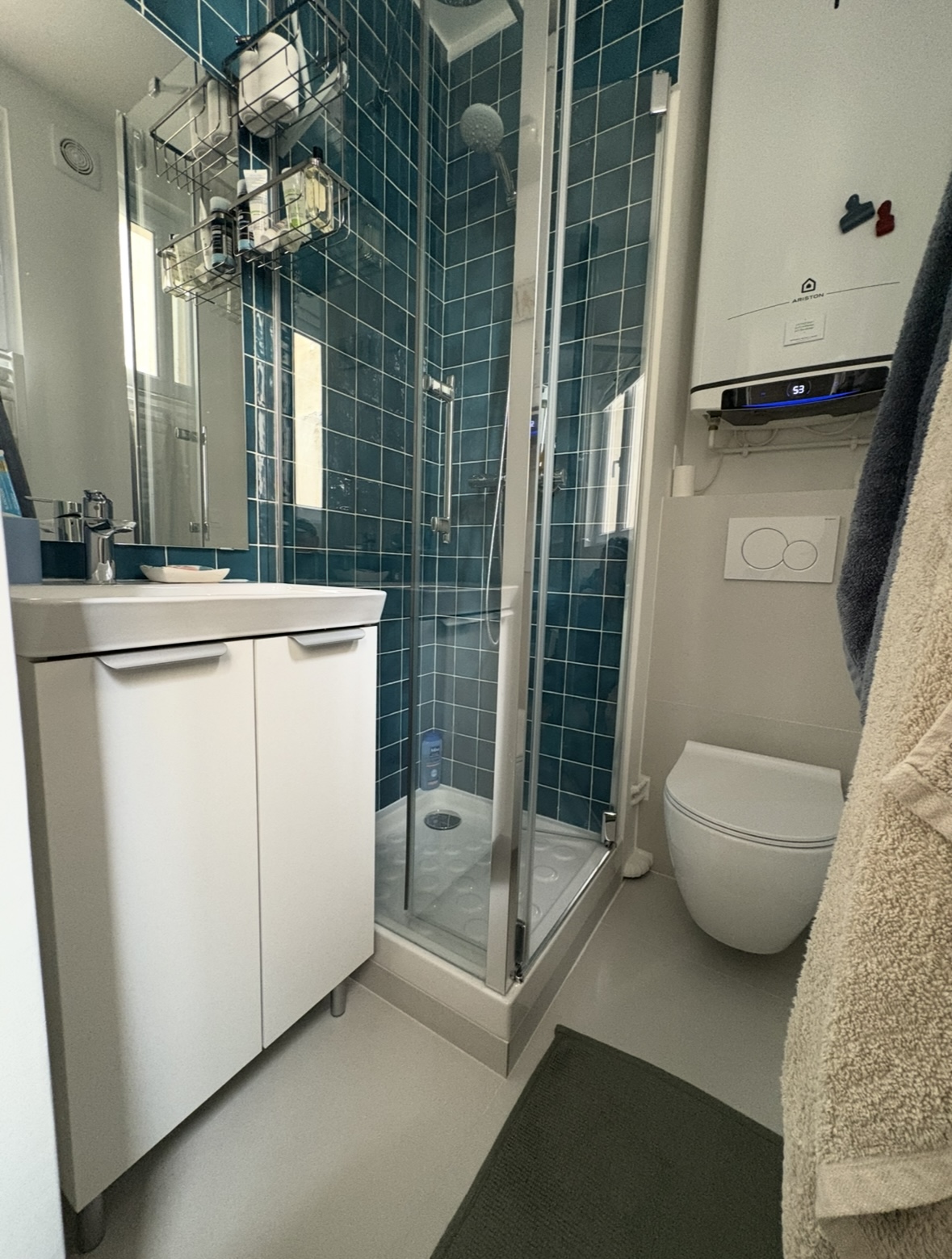 La salle de bain : douche, lavabo, wc et chauffe-serviettes
