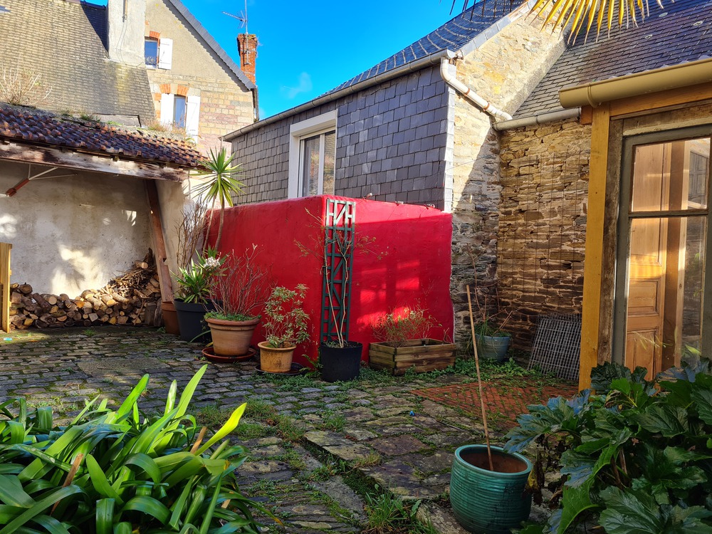 accès bûcher et terrasse à l'est